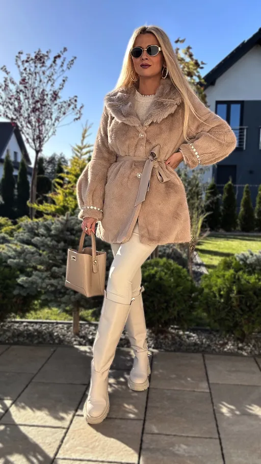 Ekskluzywne beżowe futerko GLAMUR zdobione kryształkami - R326