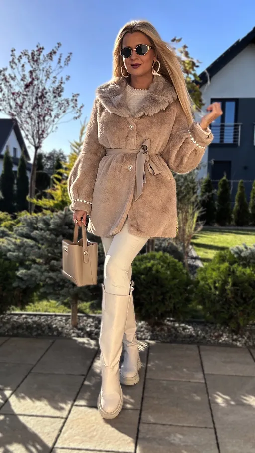 Ekskluzywne beżowe futerko GLAMUR zdobione kryształkami - R326