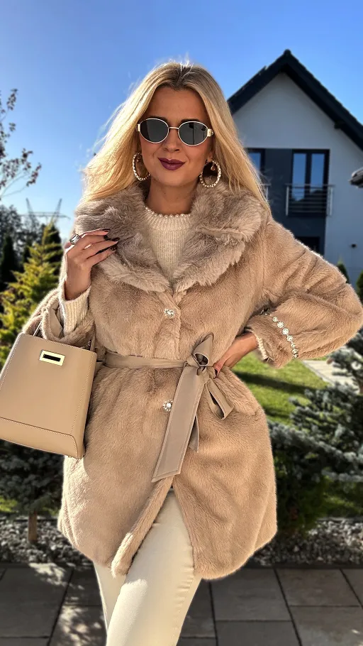 Ekskluzywne beżowe futerko GLAMUR zdobione kryształkami - R326