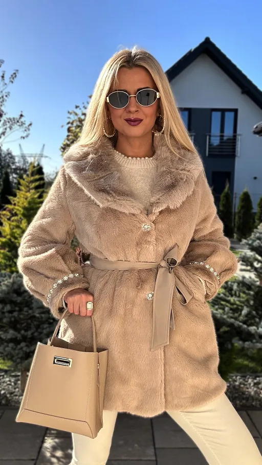 Ekskluzywne beżowe futerko GLAMUR zdobione kryształkami - R326