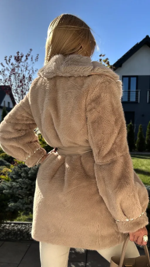 Ekskluzywne beżowe futerko GLAMUR zdobione kryształkami - R326