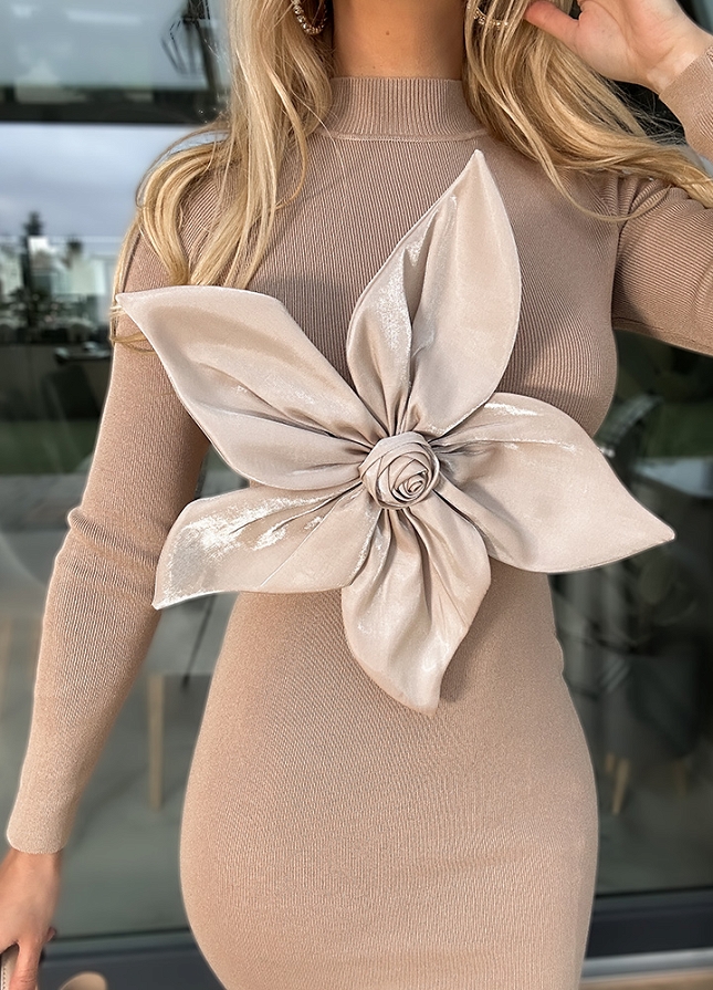 Elegancka beżowa sukienka z dużym kwiatem - M439