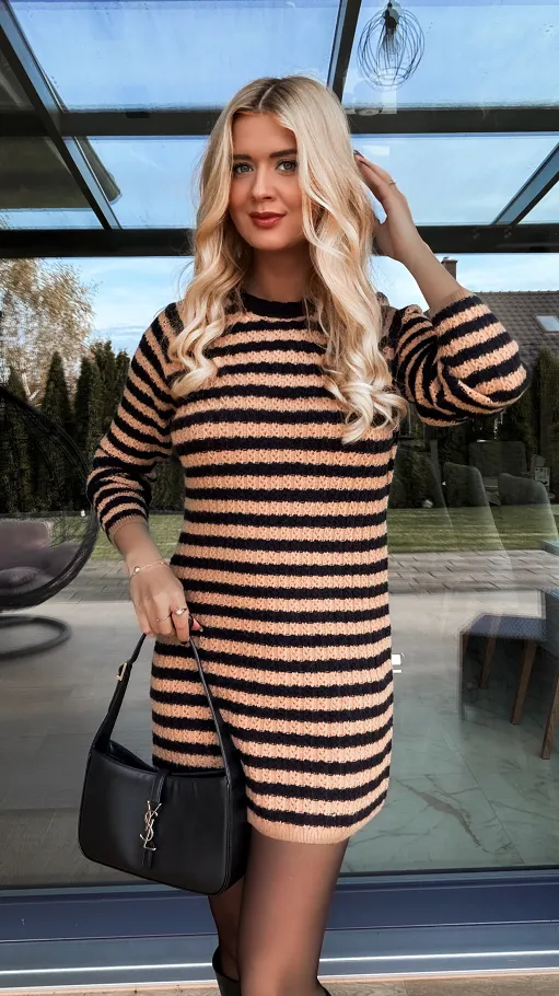 Swetrowa sukienka w beżowe paski ONE SIZE - R270