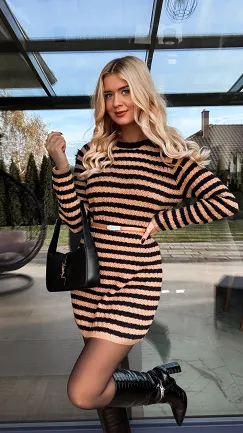 Swetrowa sukienka w beżowe paski ONE SIZE - R270