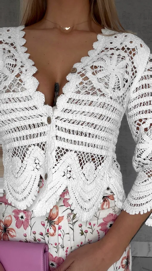 Ażurowy bawełniany szydełkowy sweter na guziki ONE SIZE biały - R688