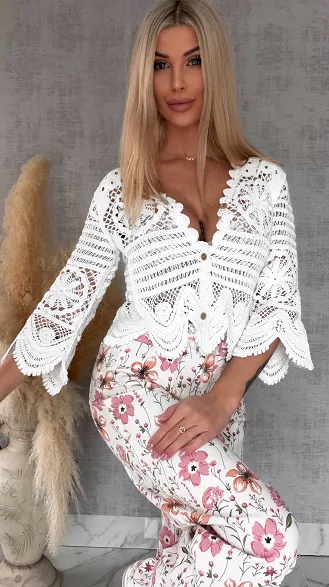 Ażurowy bawełniany szydełkowy sweter na guziki ONE SIZE biały - R688