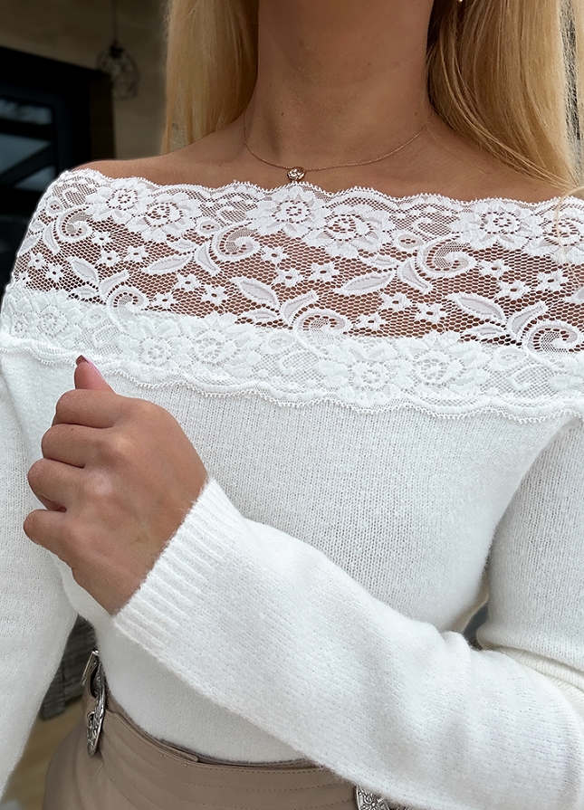 Biały sweter z koronkowym dekoltem - M619