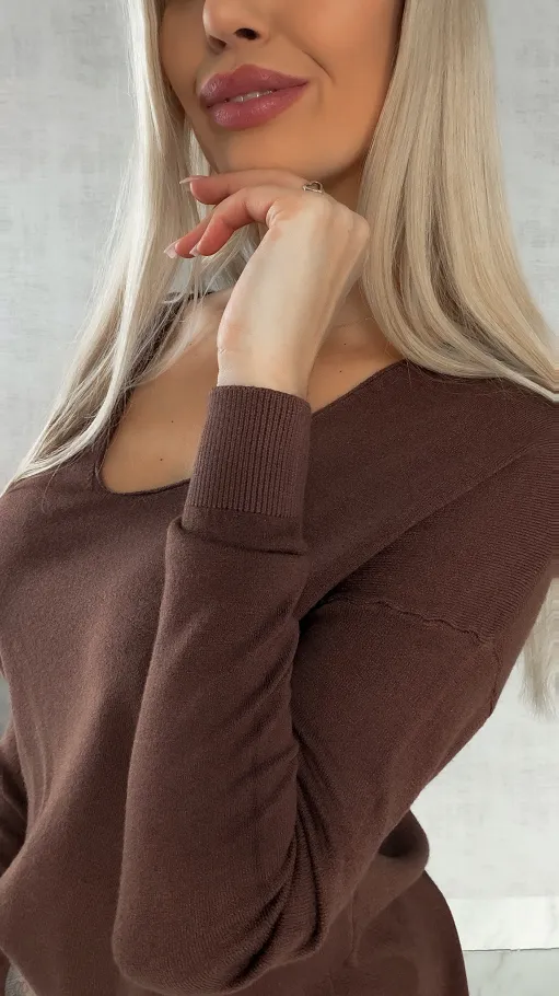 Lekki dzianinowy sweter w serek CZEKOLADOWY one size - R313A