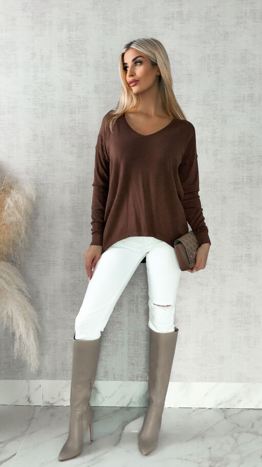 Lekki dzianinowy sweter w serek CZEKOLADOWY one size - R313A