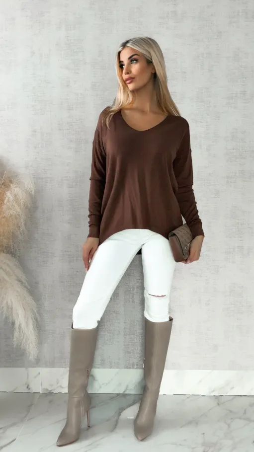 Lekki dzianinowy sweter w serek CZEKOLADOWY one size - R313A