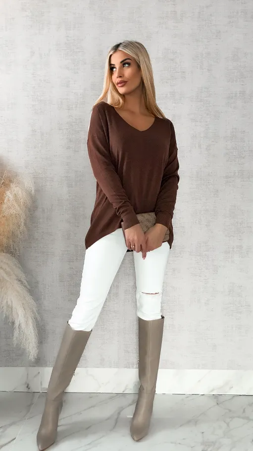 Lekki dzianinowy sweter w serek CZEKOLADOWY one size - R313A