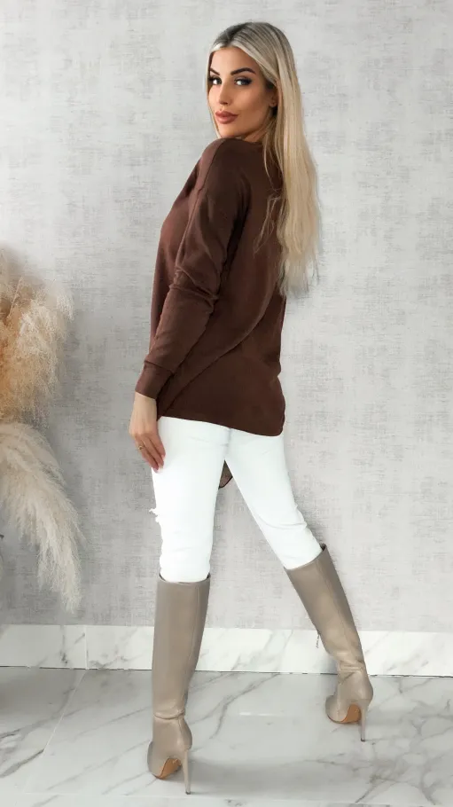 Lekki dzianinowy sweter w serek CZEKOLADOWY one size - R313A