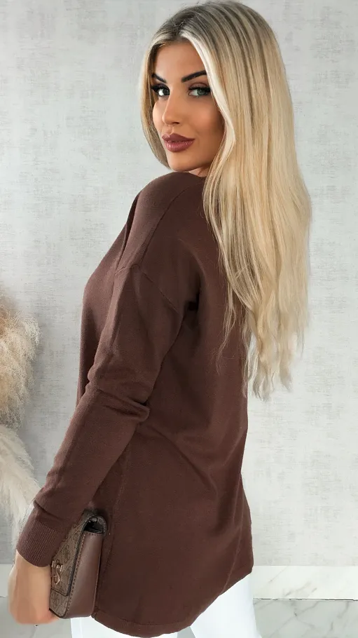 Lekki dzianinowy sweter w serek CZEKOLADOWY one size - R313A