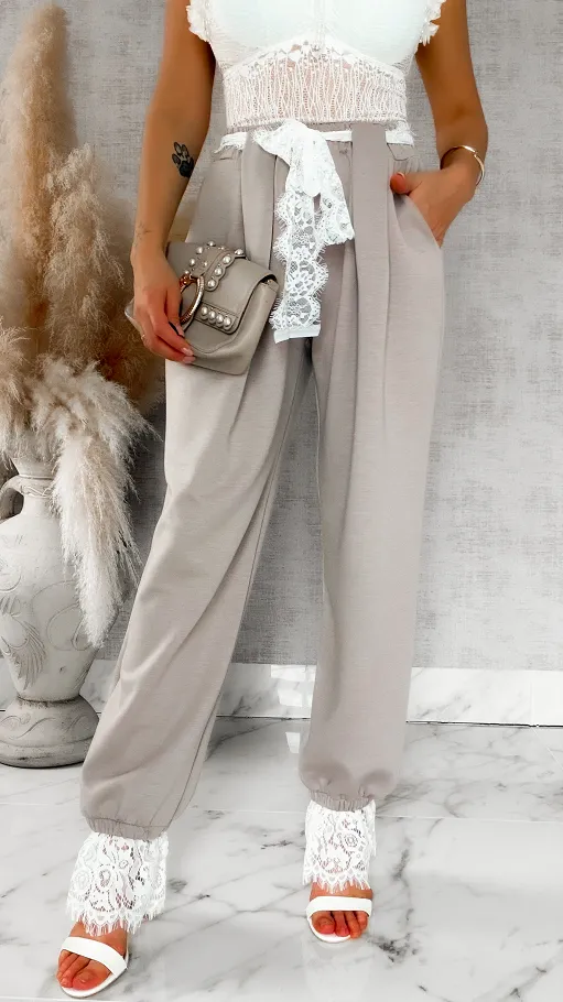 Wiosenne beżowe spodnie zdobione białą koronką ONE SIZE - R896A