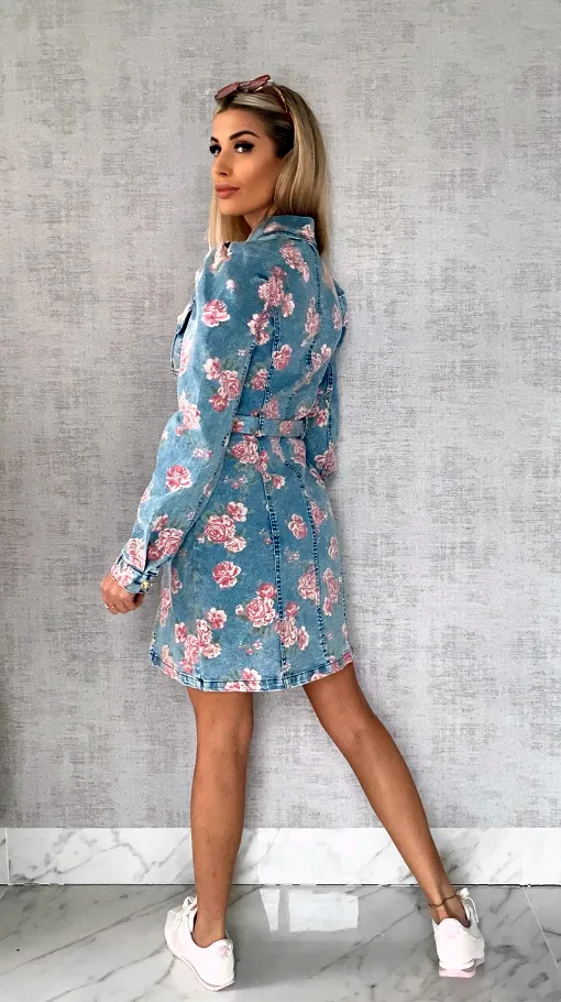 Elastyczna jeansowa sukienka w kolorowe kwiaty BLUE JEANS - R628