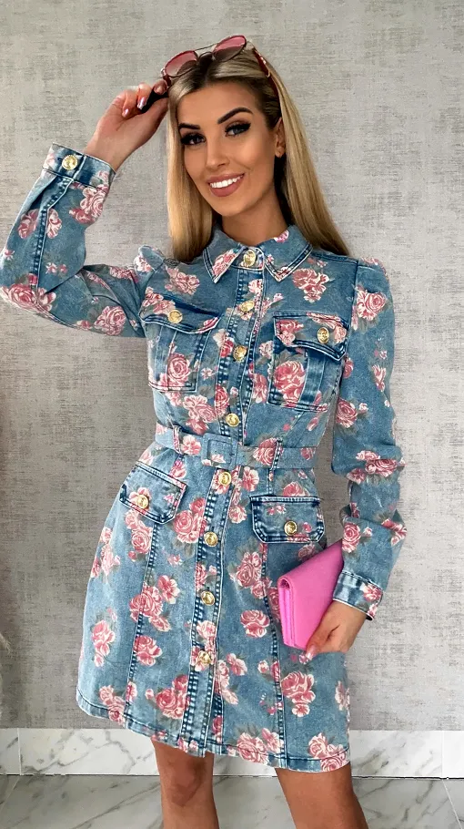 Elastyczna jeansowa sukienka w kolorowe kwiaty BLUE JEANS - R628