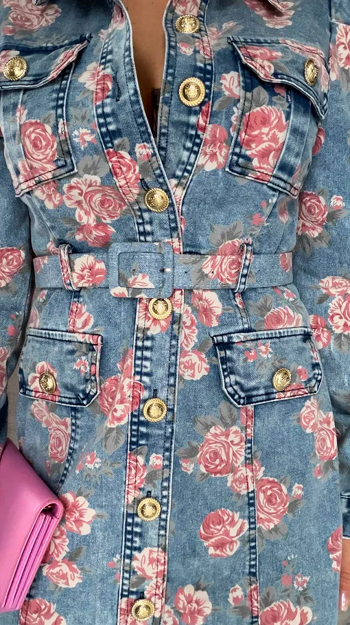 Elastyczna jeansowa sukienka w kolorowe kwiaty BLUE JEANS - R628