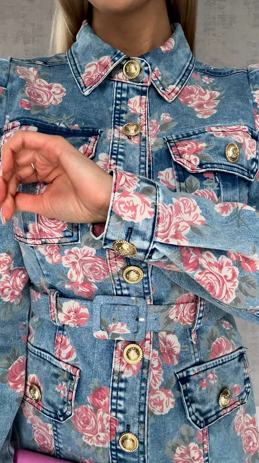 Elastyczna jeansowa sukienka w kolorowe kwiaty BLUE JEANS - R628