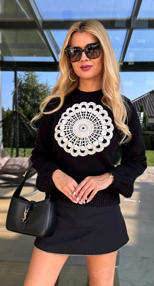 Wygodny czarny sweter z szydełkową aplikacją ONE SIZE - N550A