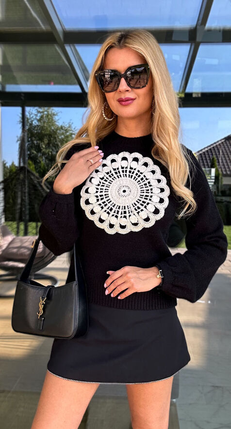 Wygodny czarny sweter z szydełkową aplikacją ONE SIZE - N550A