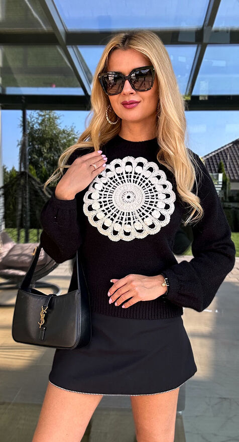 Wygodny czarny sweter z szydełkową aplikacją ONE SIZE - N550A