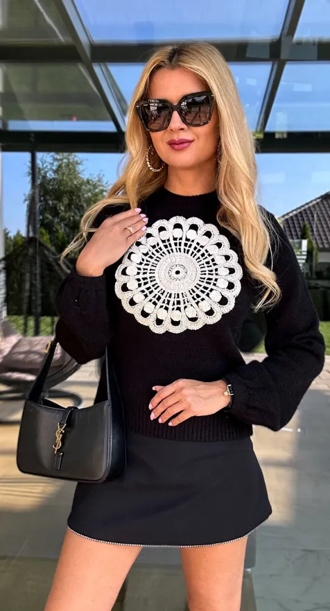 Wygodny czarny sweter z szydełkową aplikacją ONE SIZE - N550A