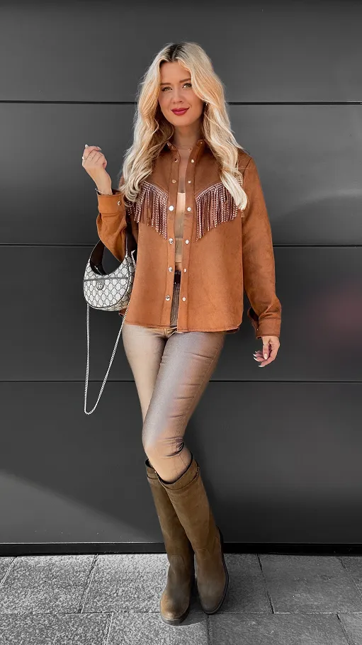 Modna zamszowa koszula z frędzlami w kolorze toffi ONE SIZE - R087