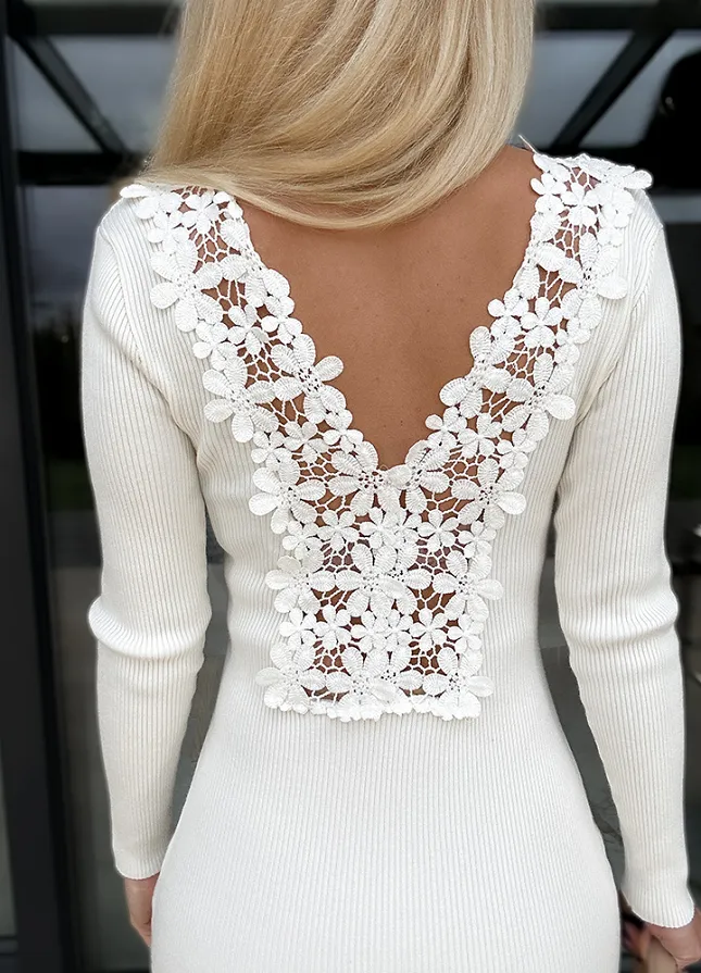 Idealna dzianinowa sukienka z koronkowymi plecami ECRU - M571B