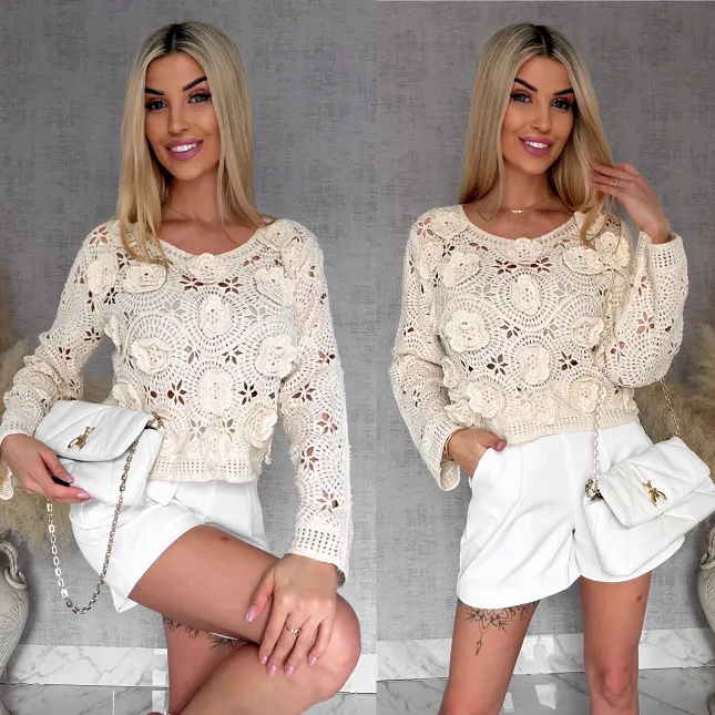 Lekki ażurowy sweterek ecru w szydełkowym stylu w róże 3D - R918