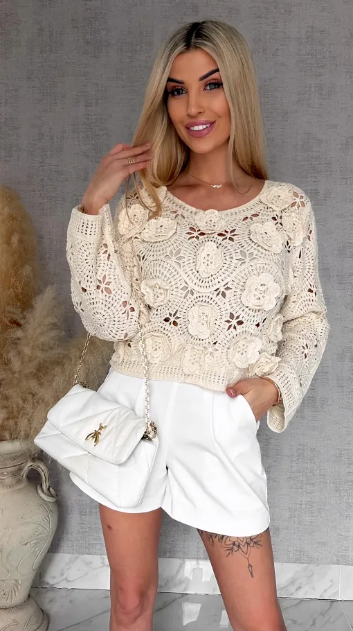 Lekki ażurowy sweterek ecru w szydełkowym stylu w róże 3D - R918