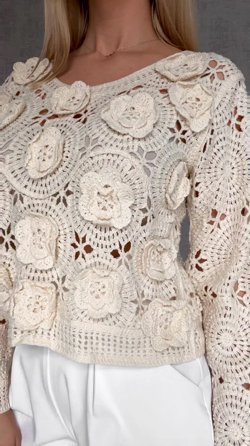 Lekki ażurowy sweterek ecru w szydełkowym stylu w róże 3D - R918