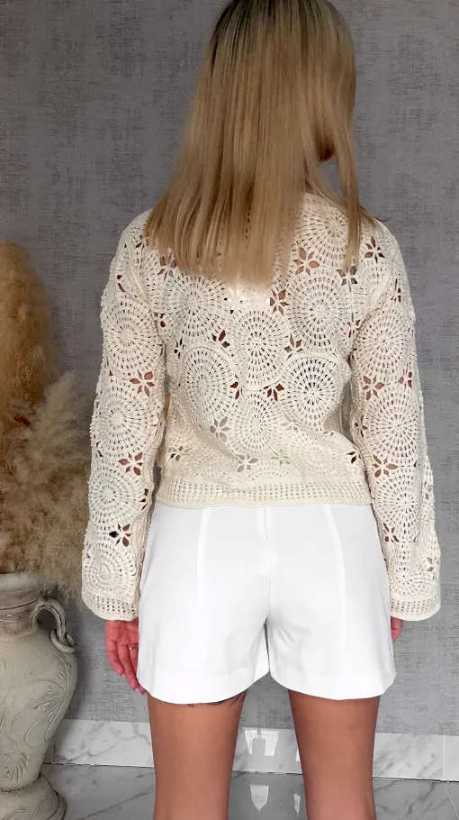 Lekki ażurowy sweterek ecru w szydełkowym stylu w róże 3D - R918
