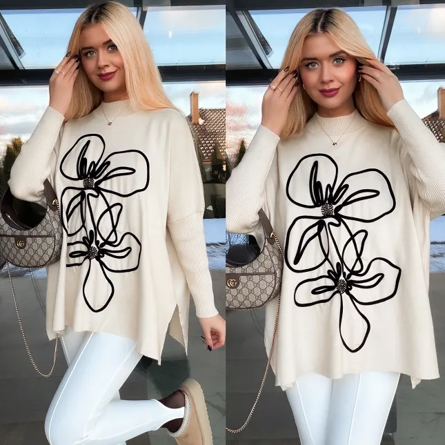 Sweter tunika z półgolfem i artystycznym kwiatem ONE SIZE jasny beż - R332