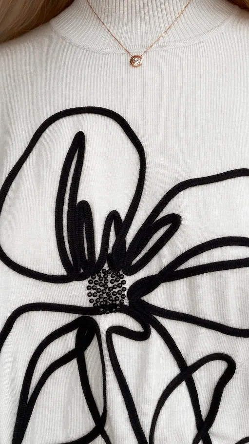 Sweter tunika z półgolfem i artystycznym kwiatem ONE SIZE jasny beż - R332