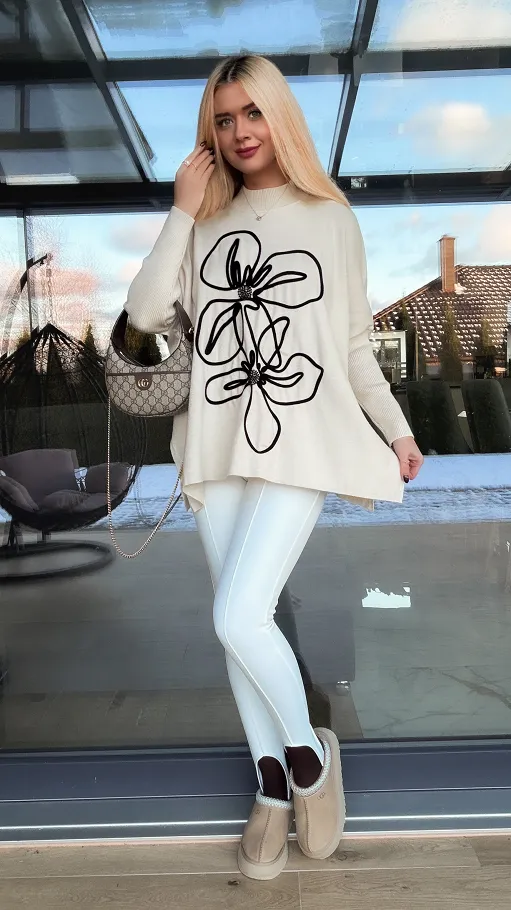 Sweter tunika z półgolfem i artystycznym kwiatem ONE SIZE jasny beż - R332