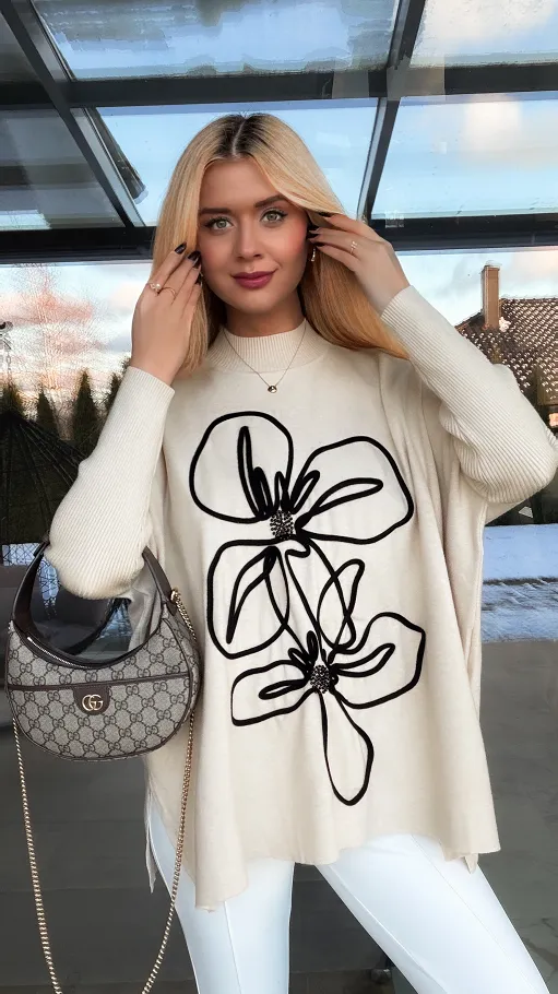 Sweter tunika z półgolfem i artystycznym kwiatem ONE SIZE jasny beż - R332