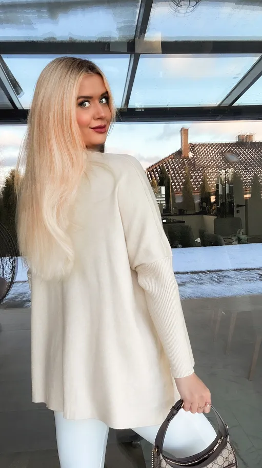 Sweter tunika z półgolfem i artystycznym kwiatem ONE SIZE jasny beż - R332