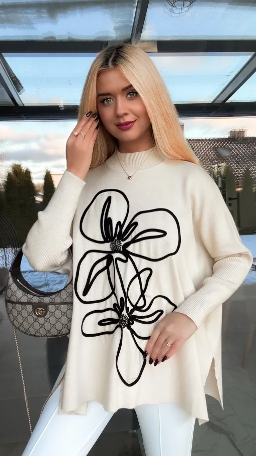 Sweter tunika z półgolfem i artystycznym kwiatem ONE SIZE jasny beż - R332