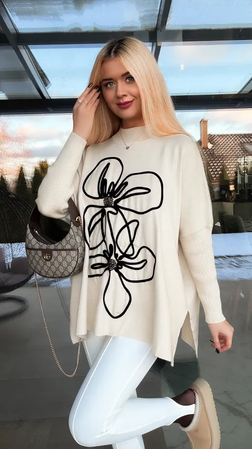 Sweter tunika z półgolfem i artystycznym kwiatem ONE SIZE jasny beż - R332