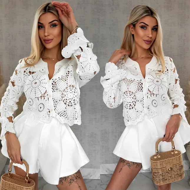 Lekki biały sweter na guziki w szydełkowym stylu ONE SIZE - R919