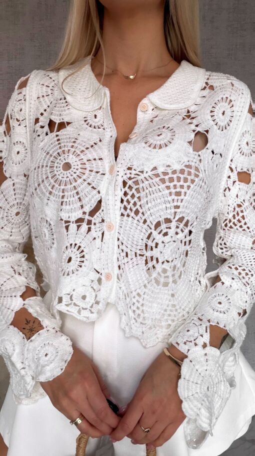 Lekki biały sweter na guziki w szydełkowym stylu ONE SIZE - R919