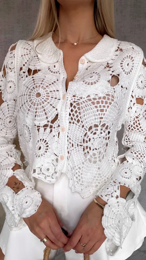 Lekki biały sweter na guziki w szydełkowym stylu ONE SIZE - R919