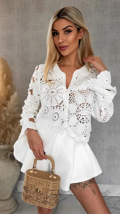 Lekki biały sweter na guziki w szydełkowym stylu ONE SIZE - R919