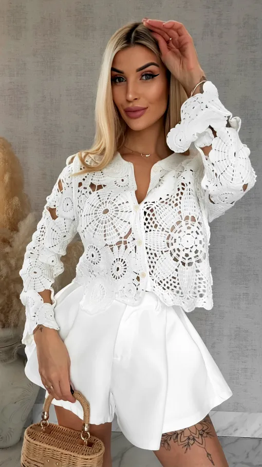 Lekki biały sweter na guziki w szydełkowym stylu ONE SIZE - R919