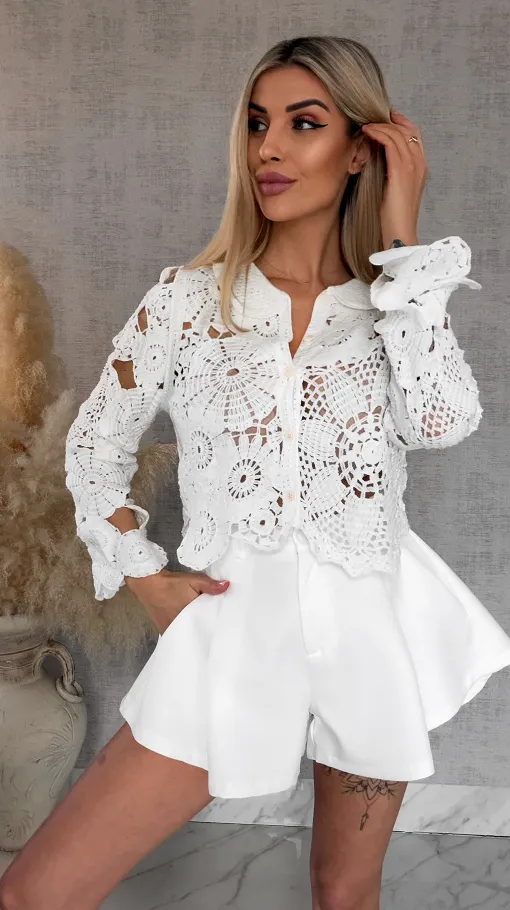 Lekki biały sweter na guziki w szydełkowym stylu ONE SIZE - R919