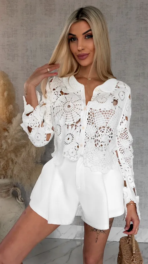 Lekki biały sweter na guziki w szydełkowym stylu ONE SIZE - R919