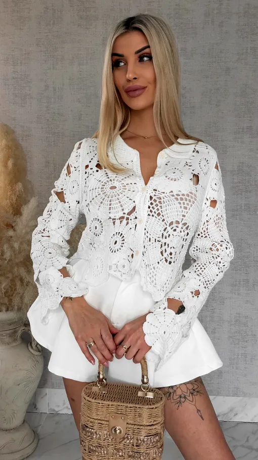 Lekki biały sweter na guziki w szydełkowym stylu ONE SIZE - R919