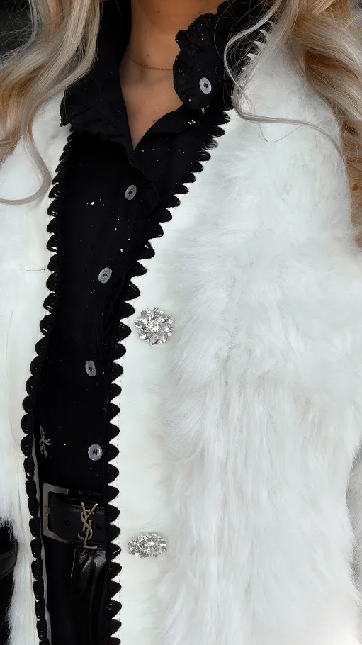 Lekkie śmietankowe futerko zapinane na ozdobne guziki ONE SIZE - R307