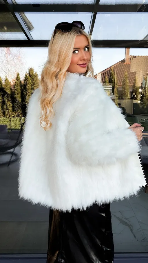 Lekkie śmietankowe futerko zapinane na ozdobne guziki ONE SIZE - R307