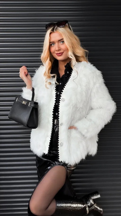 Lekkie śmietankowe futerko zapinane na ozdobne guziki ONE SIZE - R307